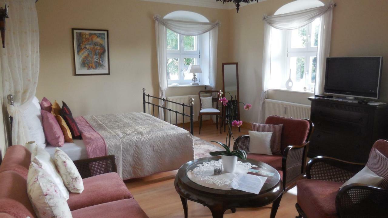 Herrenhaus Kunzwerda Bei Torgau - Aparthotel, Boardinghouse, Wohnen Auf Zeit Luaran gambar