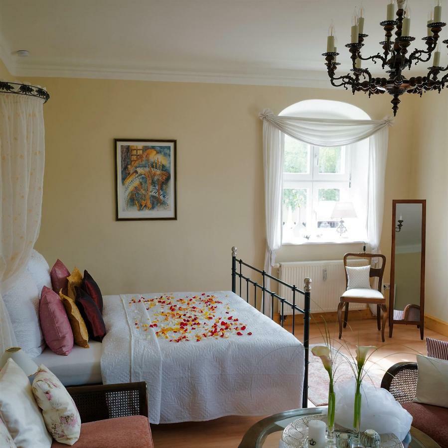 Herrenhaus Kunzwerda Bei Torgau - Aparthotel, Boardinghouse, Wohnen Auf Zeit Luaran gambar